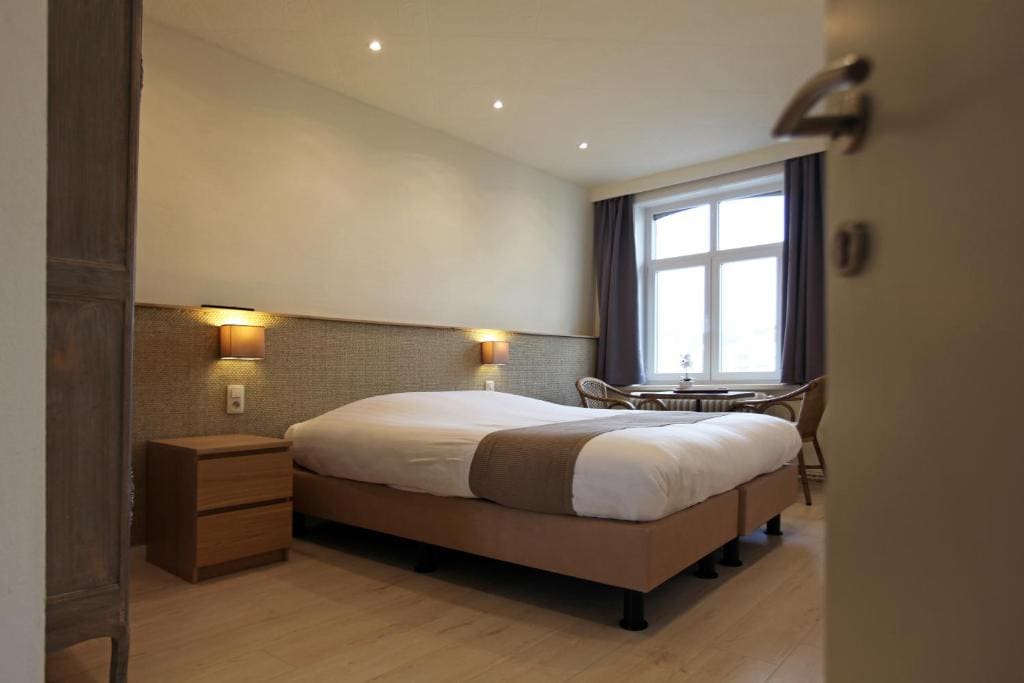 Basic Triple Room with Shared Bathroom room - Image 1