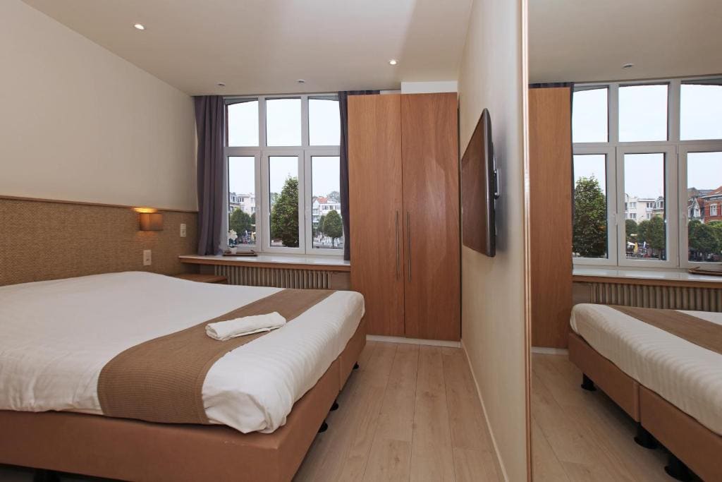 Family suite with bunk beds room - Image 3
