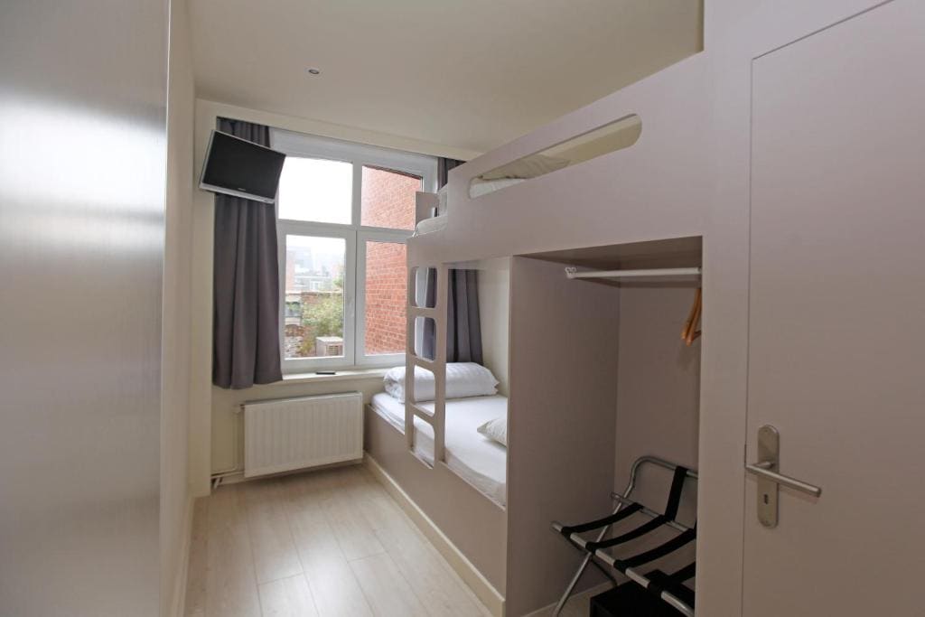 Family suite with bunk beds room - Image 1