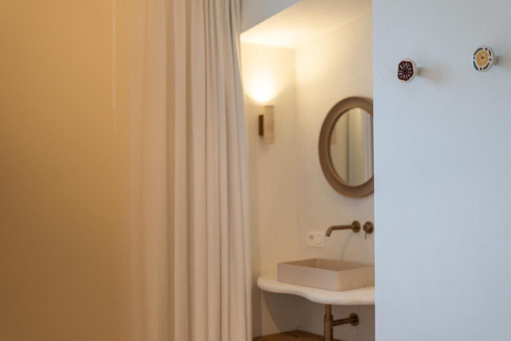 Deluxe Double Room with Shower room - Image 1