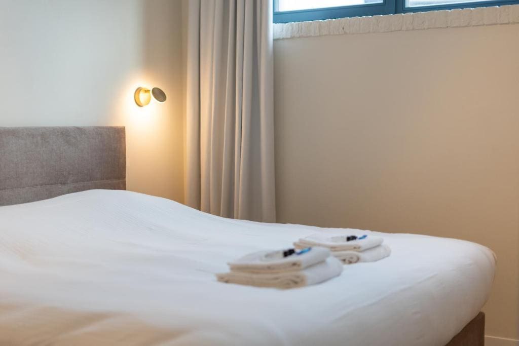 Deluxe Double Room with Shower room - Image 3