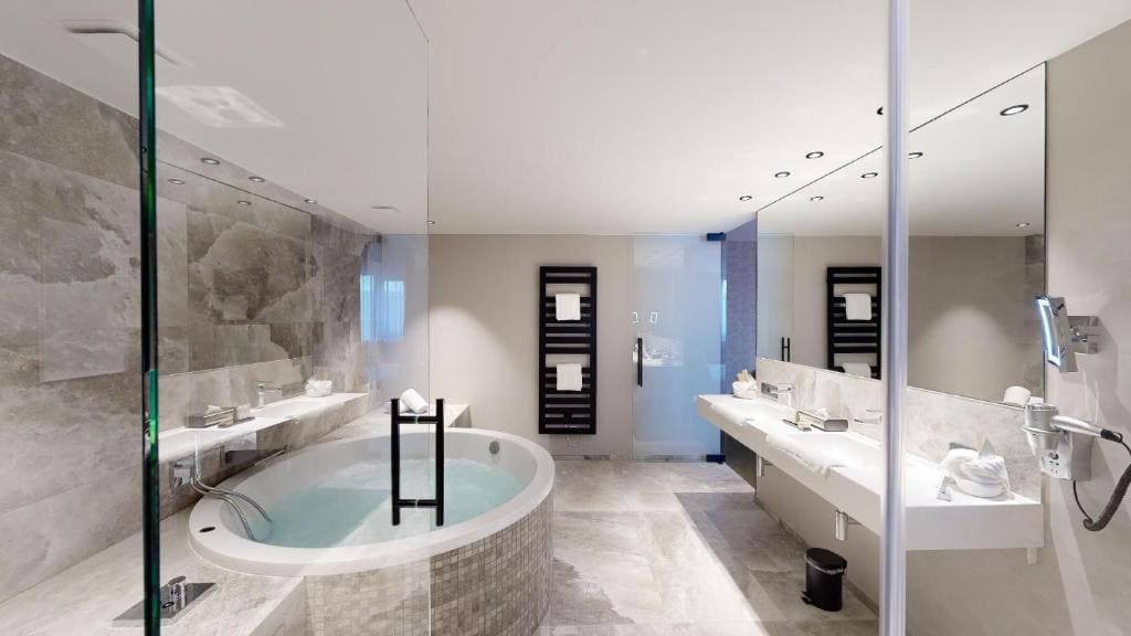 King Suite with Spa Bath room - Image 3