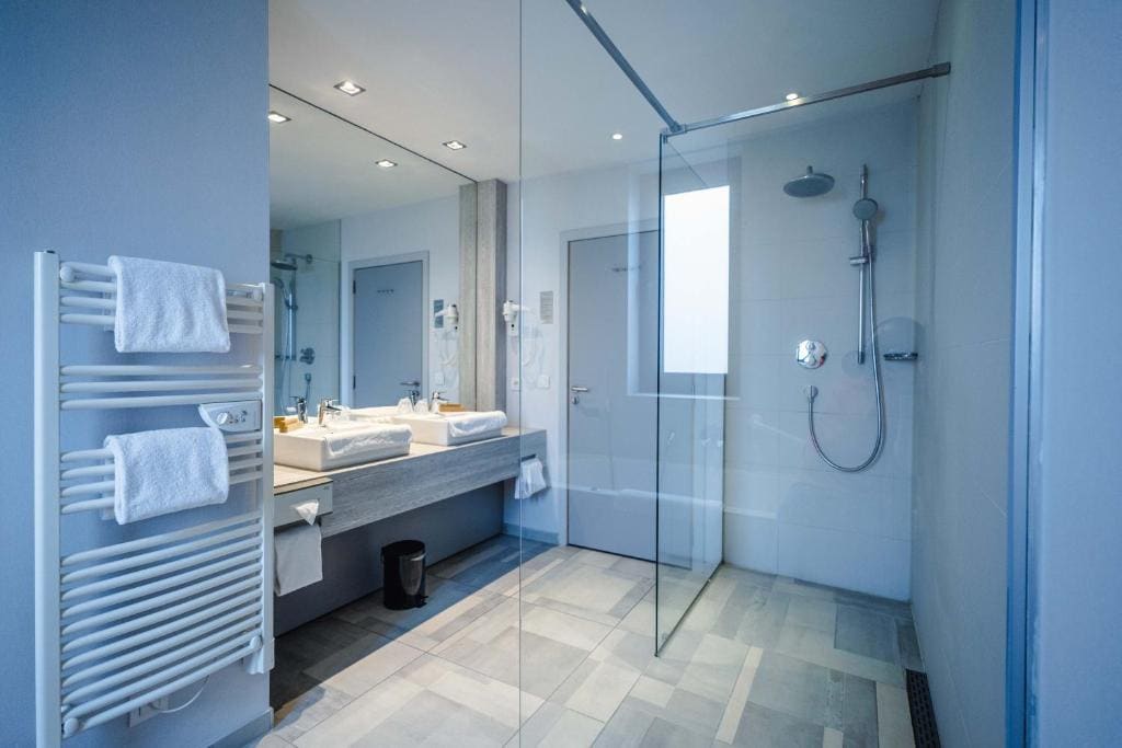 Queen Suite with Spa Bath room - Image 1