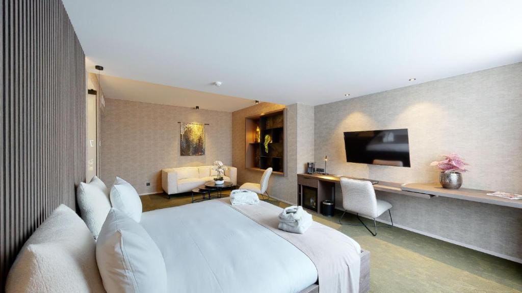 King Suite with Spa Bath room - Image 1