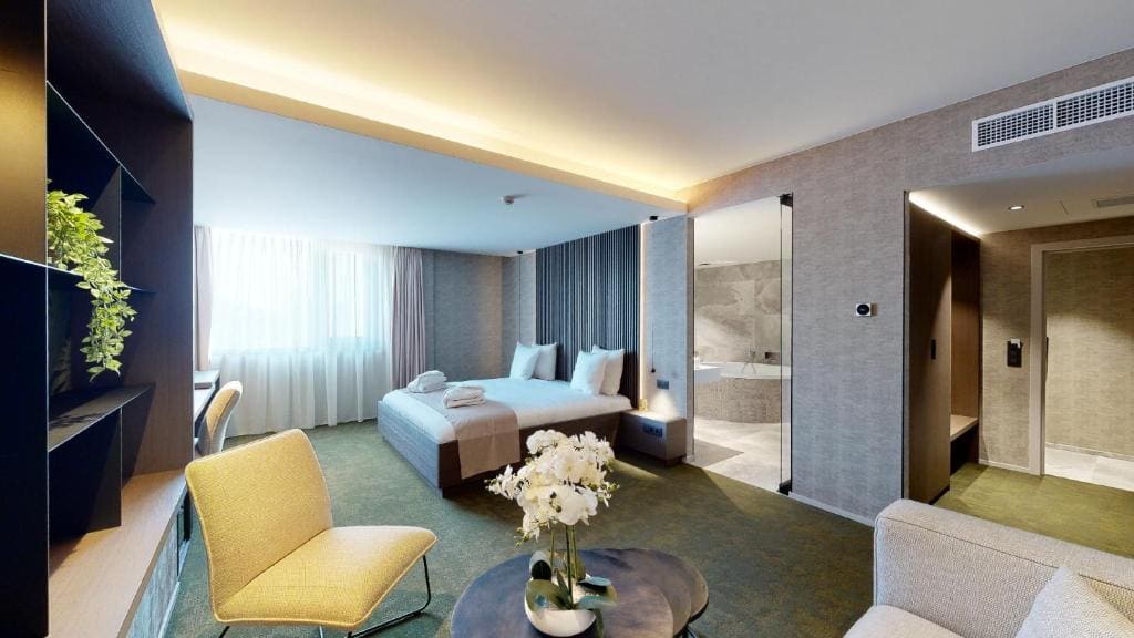 King Suite with Spa Bath room - Image 2