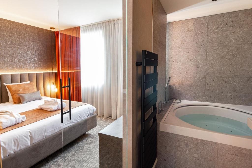 Suite with Hot Tub room - Image 1