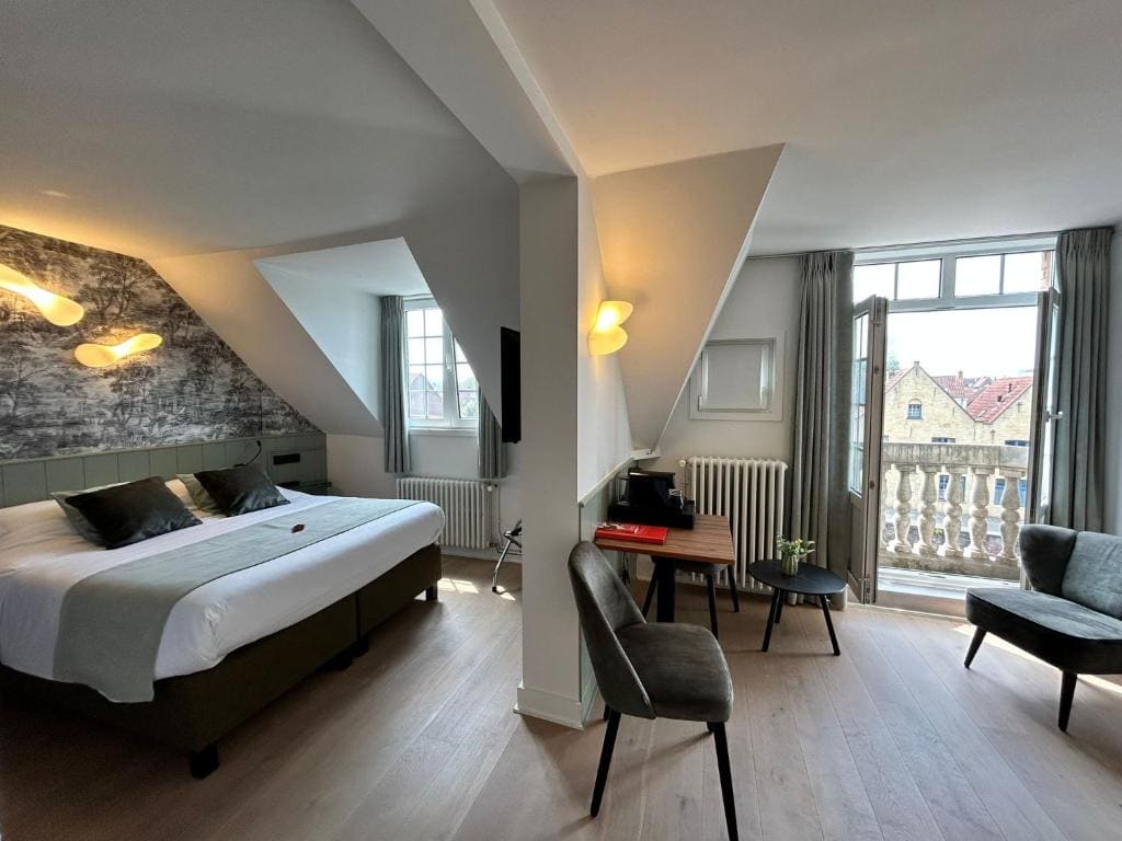 Superior Double Room with Canal View room - Image 2