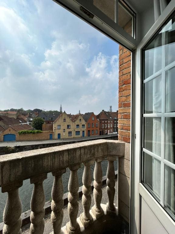 Superior Double Room with Canal View room - Image 3