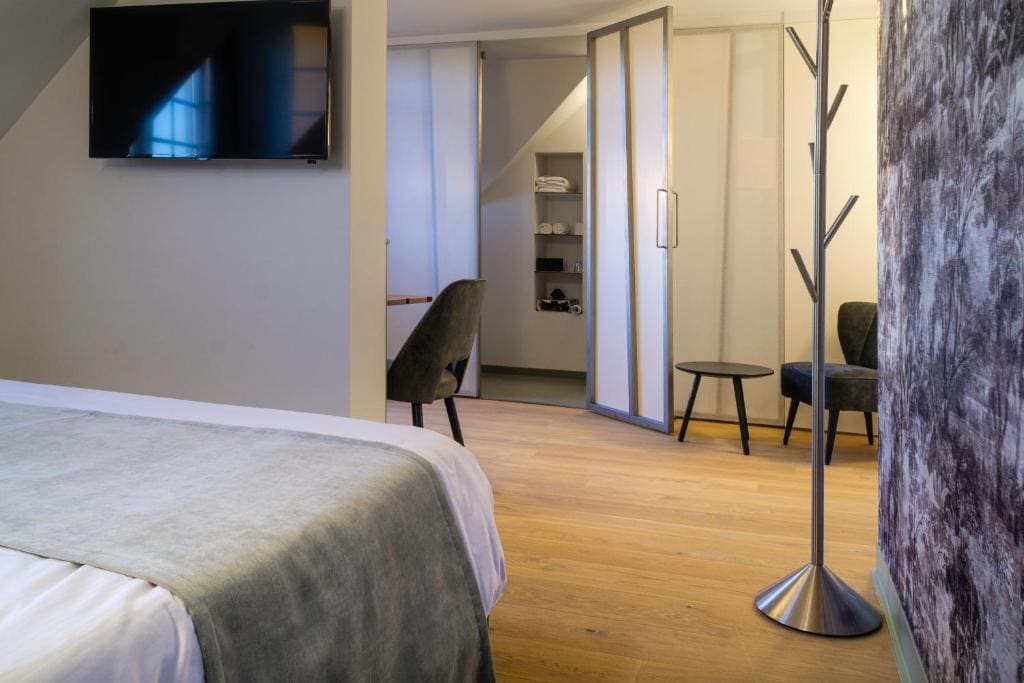Superior Double Room with Canal View room - Image 1
