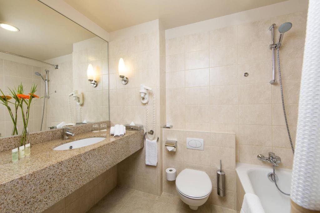 Deluxe Room, Guest room, 1 King room - Image 3