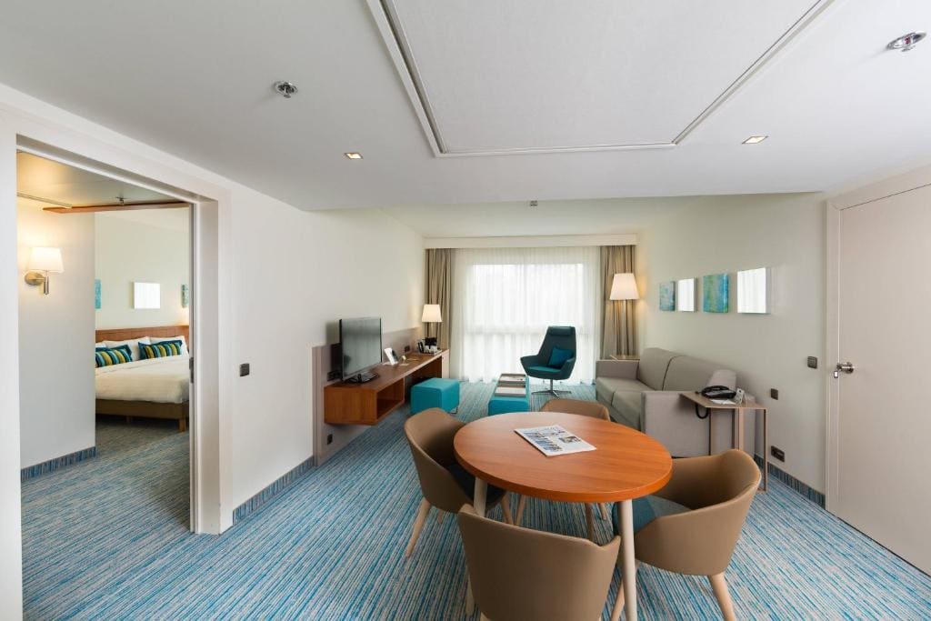 Junior Suite, 1 King, Garden view, Premium Package room - Image 1