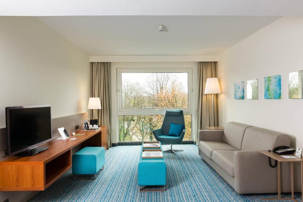 Junior Suite, 1 King, Garden view, Premium Package room - Image 2