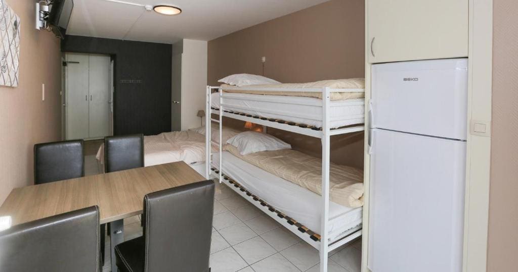 Classic Quadruple Room - View on building room - Image 1