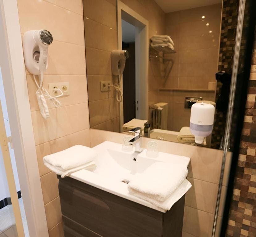 Budget Double Room - View on building room - Image 2