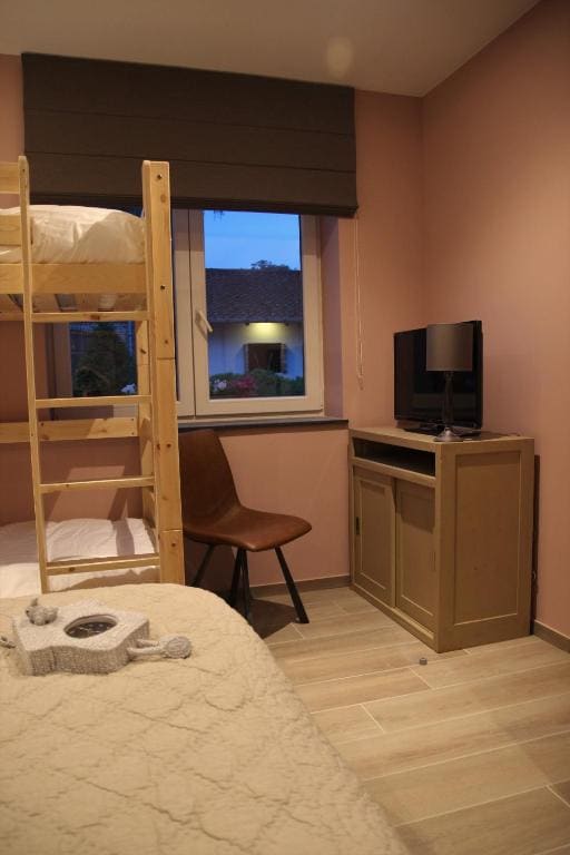 King Room with Roll-In Shower - Disability Access room - Image 1
