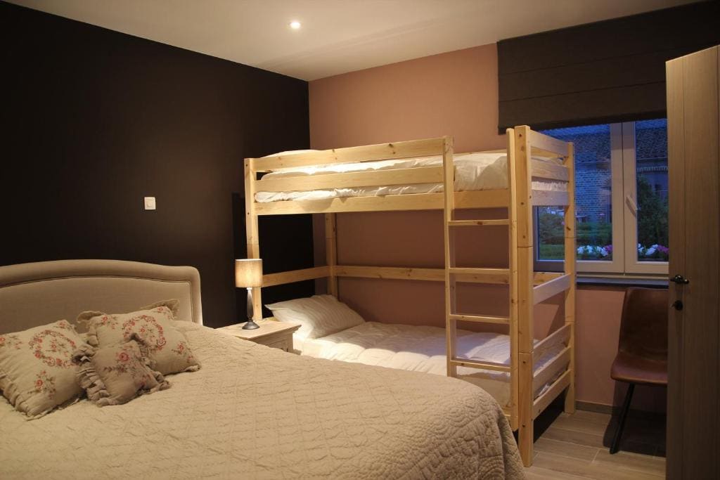 King Room with Roll-In Shower - Disability Access room - Image 3