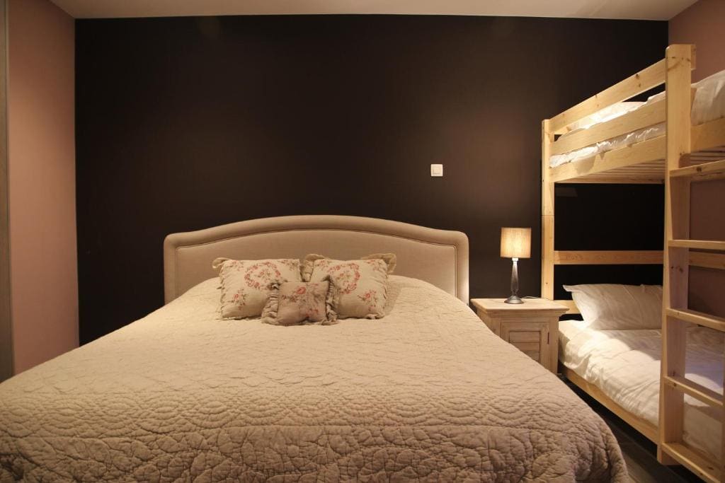 King Room with Roll-In Shower - Disability Access room - Image 2