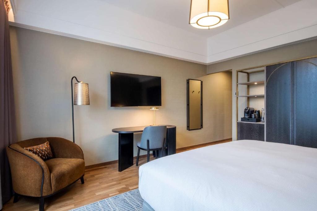 Deluxe King Room with View room - Image 2