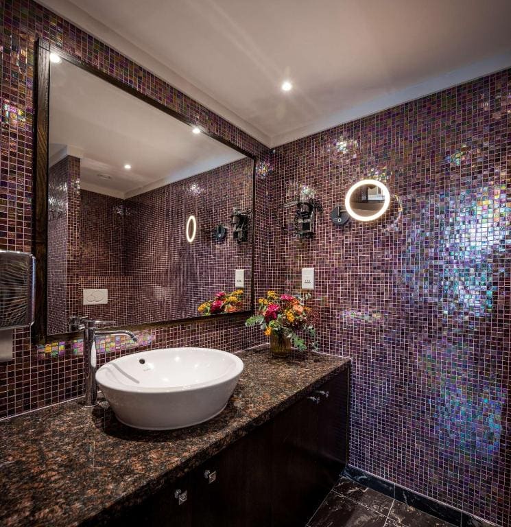 One-Bedroom King Suite with View room - Image 2