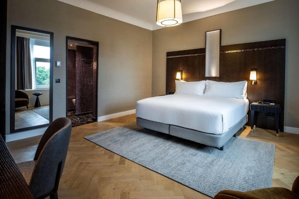 One-Bedroom King Suite with View room - Image 1