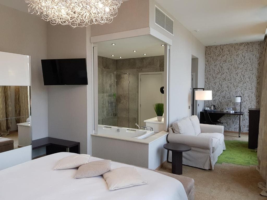 Deluxe Suite room - Image 3