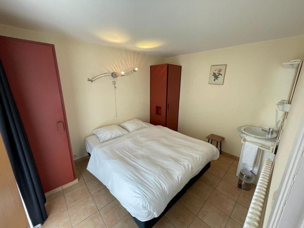 Three-Bedroom Apartment room - Image 1