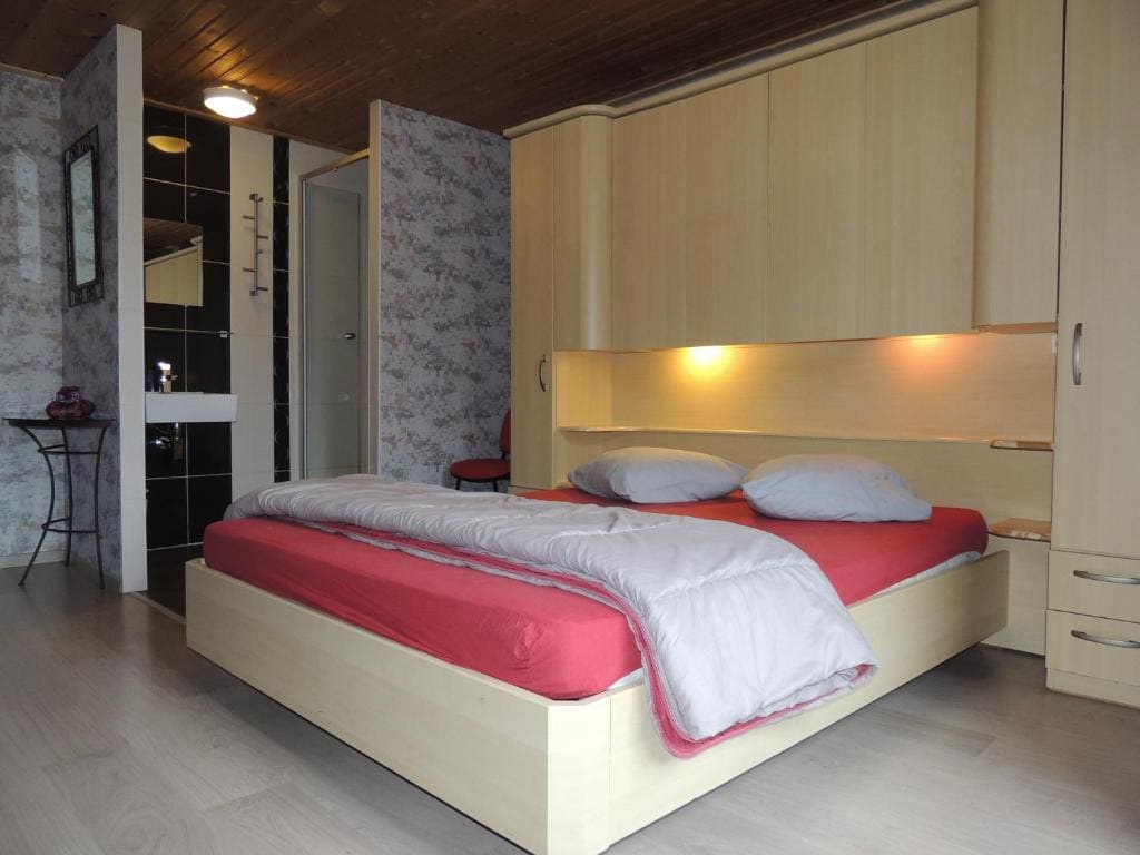 Five-Bedroom House room - Image 3