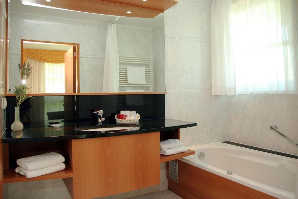 Superior Twin Room room - Image 2