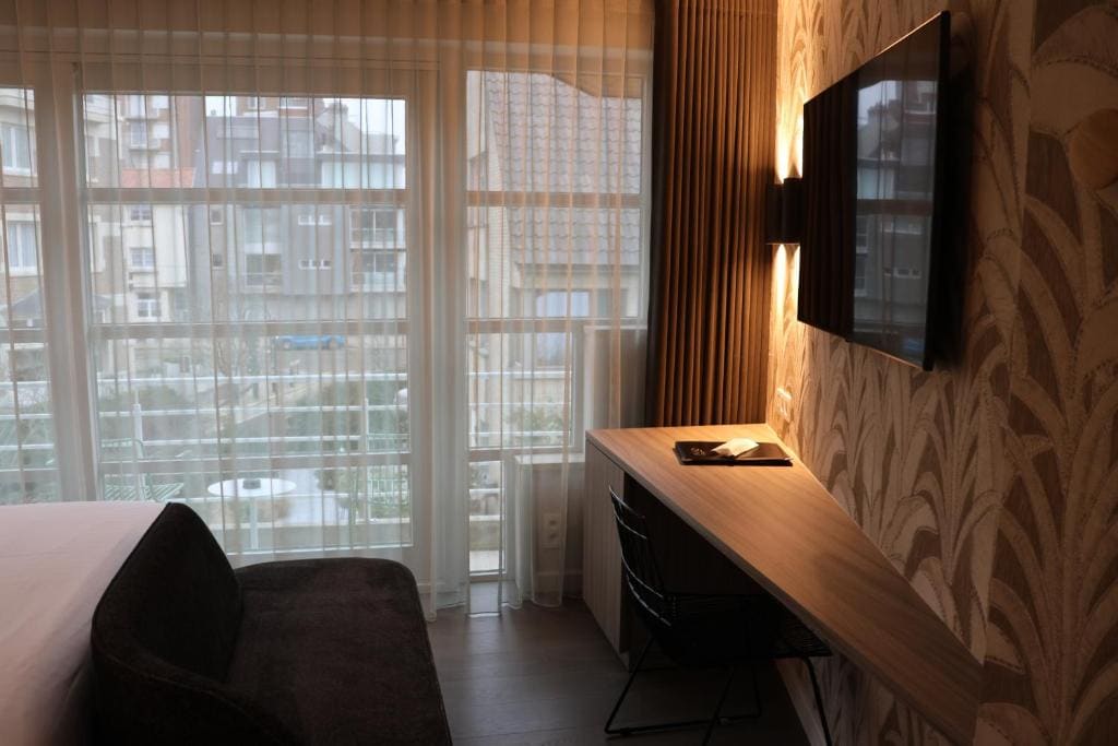 Double Room with Balcony room - Image 2