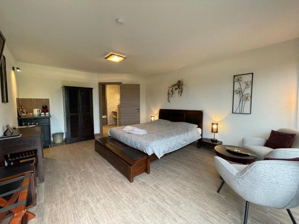 Double Room with Bath room - Image 3
