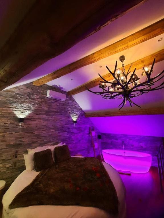 Queen Suite with Spa Bath room - Image 2