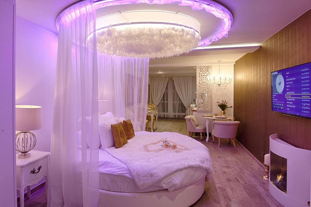 Suite with Hot Tub room - Image 3
