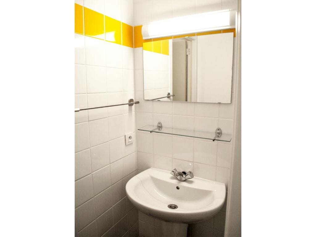 Twin Room with Bath room - Image 1