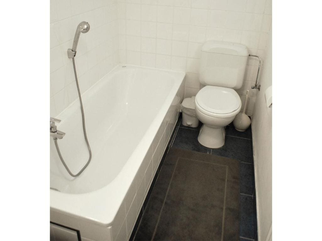 Twin Room with Bath room - Image 2