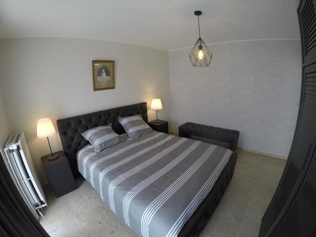 Deluxe Double Room with Shower room - Image 3