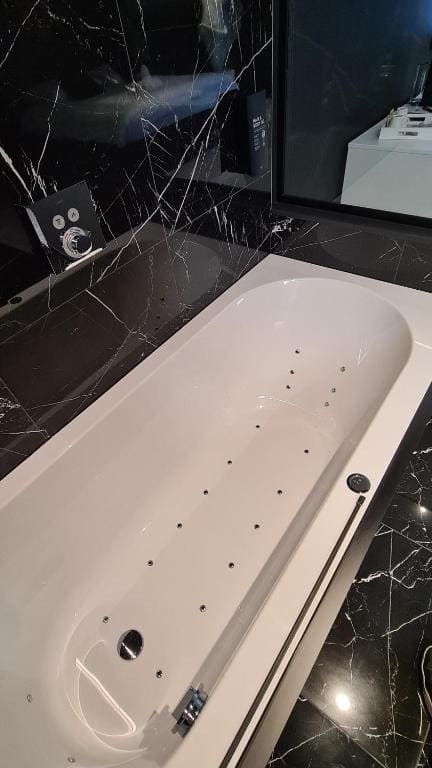 Suite with Spa Bath room - Image 3