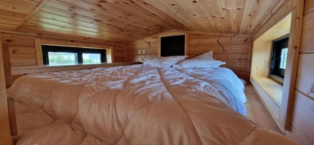 One-Bedroom House room - Image 3