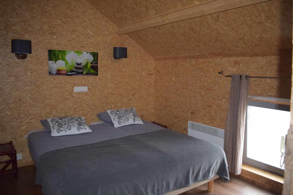 One-Bedroom Apartment room - Image 2