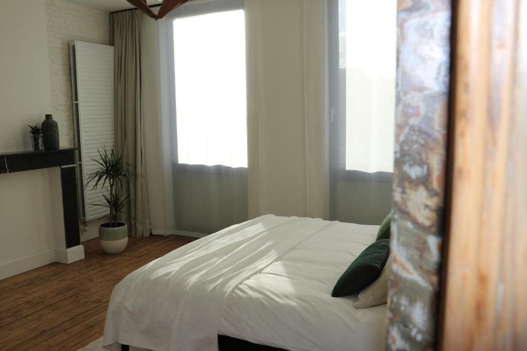 Double Room with Private Bathroom - 4th floor room - Image 2