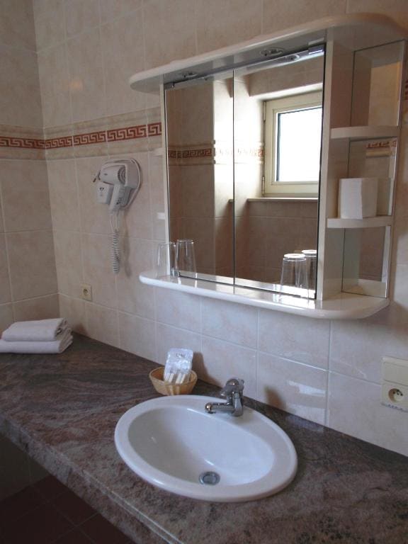 Double Room with Private Bath room - Image 3