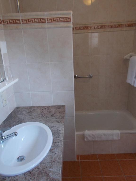 Double Room with Private Bath room - Image 2