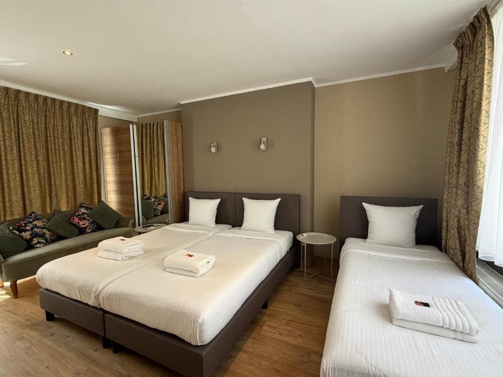 Comfort Triple Room room - Image 2