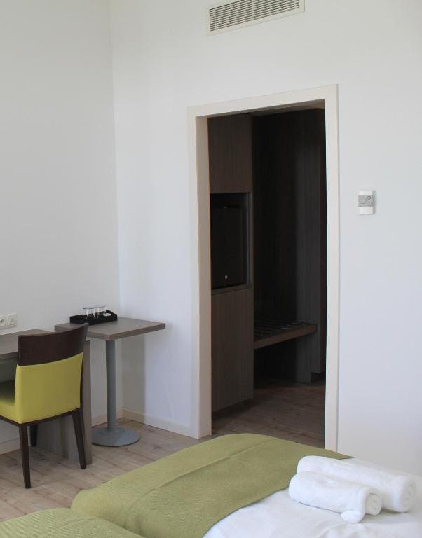 Twin Room with Balcony room - Image 2