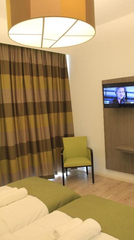 Twin Room with Balcony room - Image 3