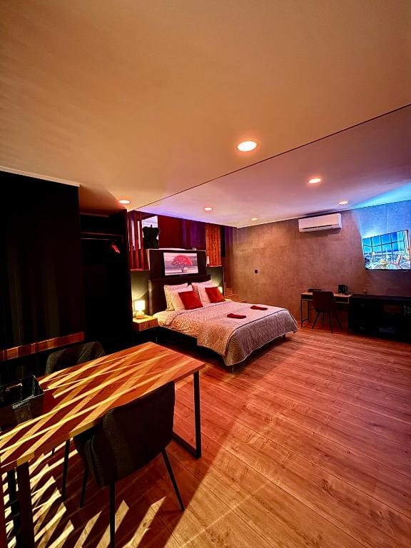 Suite with Hot Tub room - Image 2