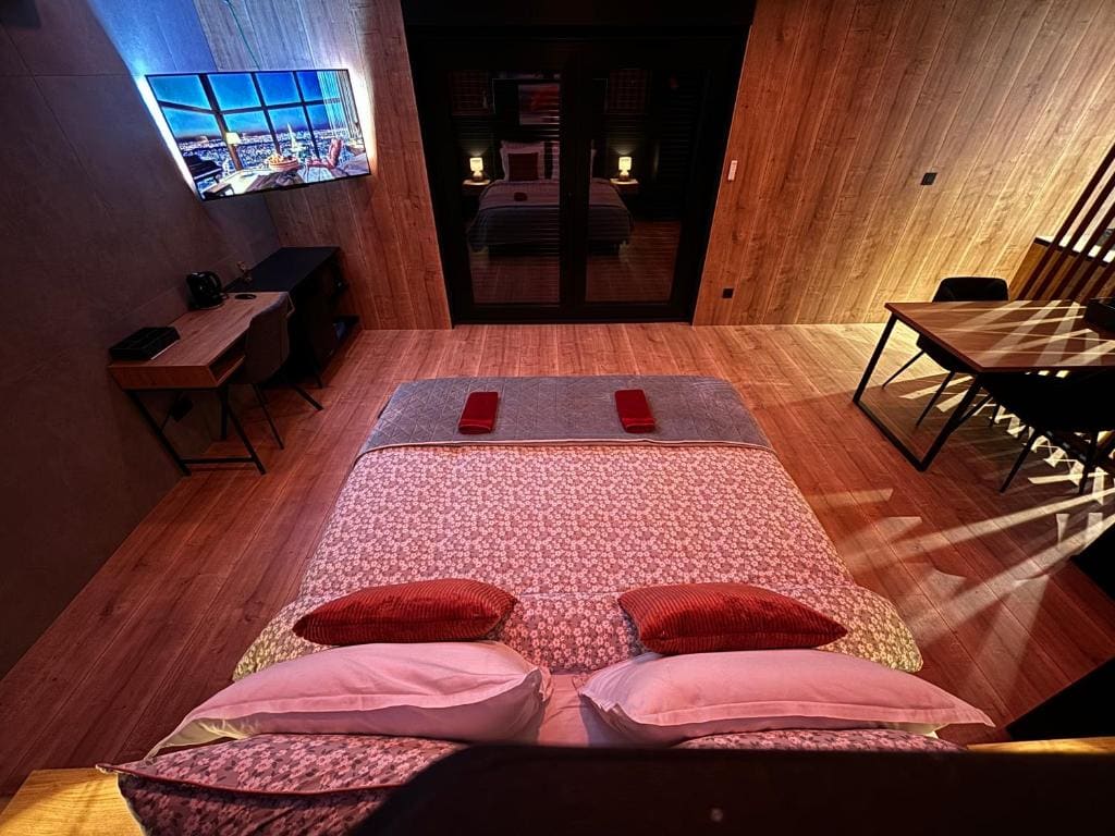 Suite with Hot Tub room - Image 1