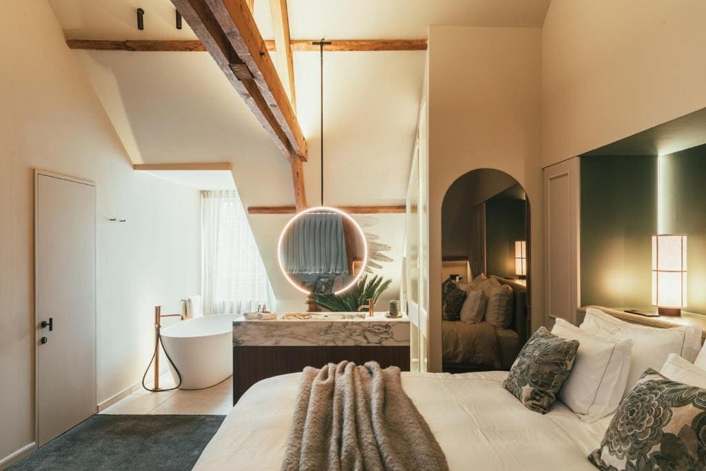 Deluxe Double Room with Bath room - Image 1