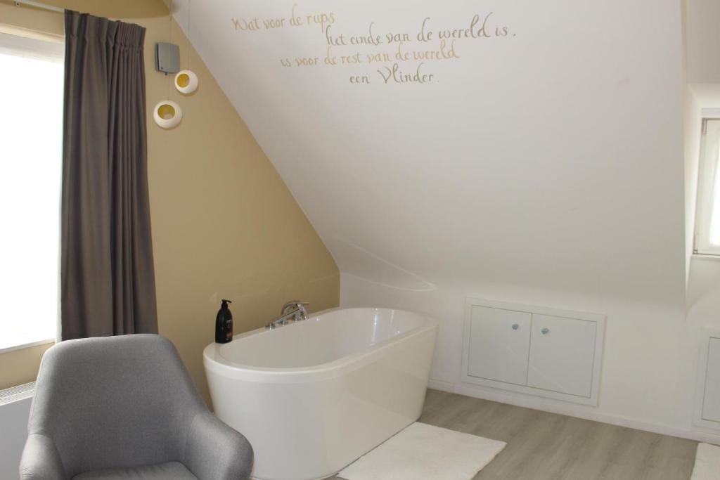 Deluxe Double Room with Bath room - Image 3