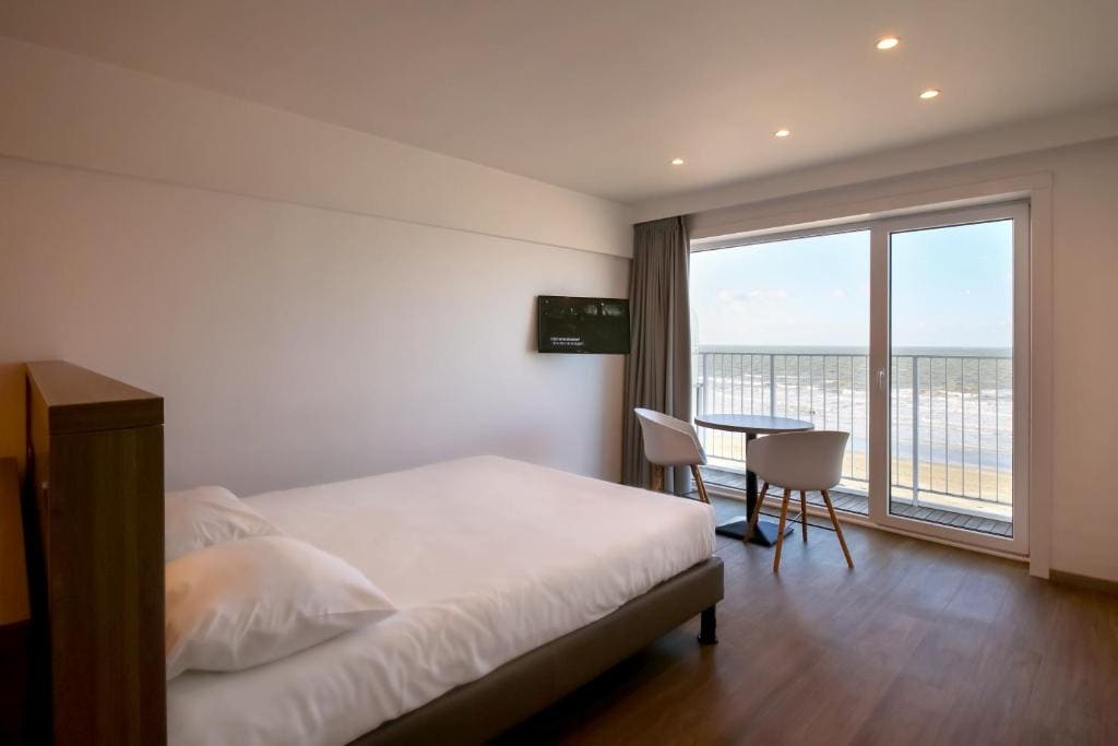 Room with Premium frontal Sea View room - Image 3