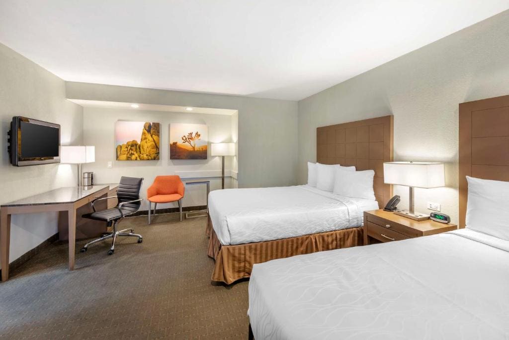 Queen Room with Two Queen Beds and Bathtub - Mobility Access/Non-Smoking room - Image 3